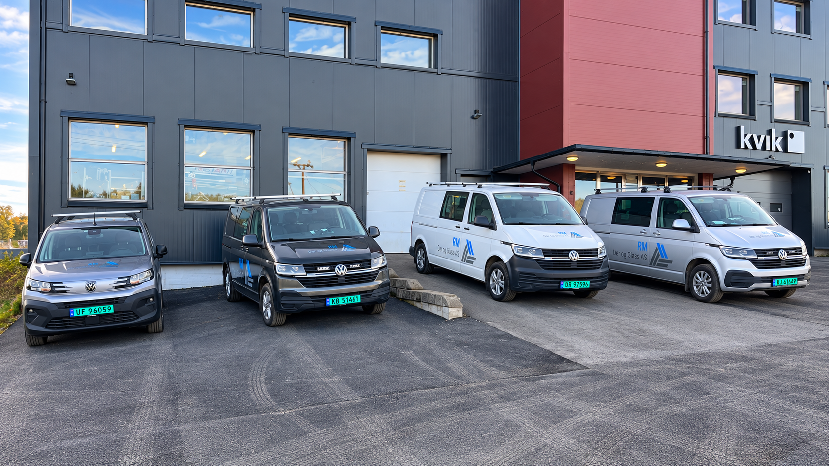 Fire RM Dør og Glass servicebiler utenfor lokalene i Råsokveien 19 i Fetsund