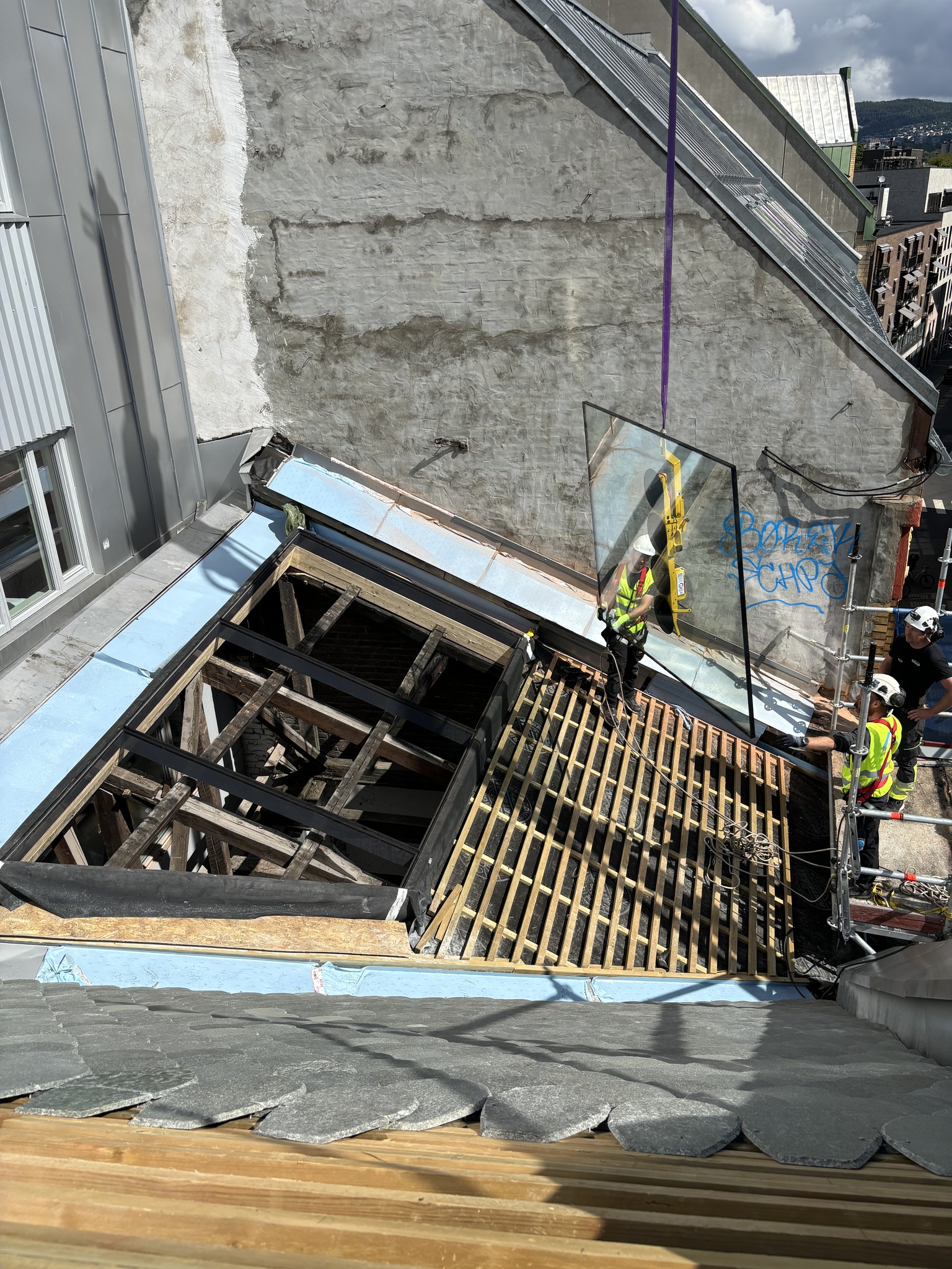 Montering av 2stk glasstak i Oslo sentrum en solfylt fredag.