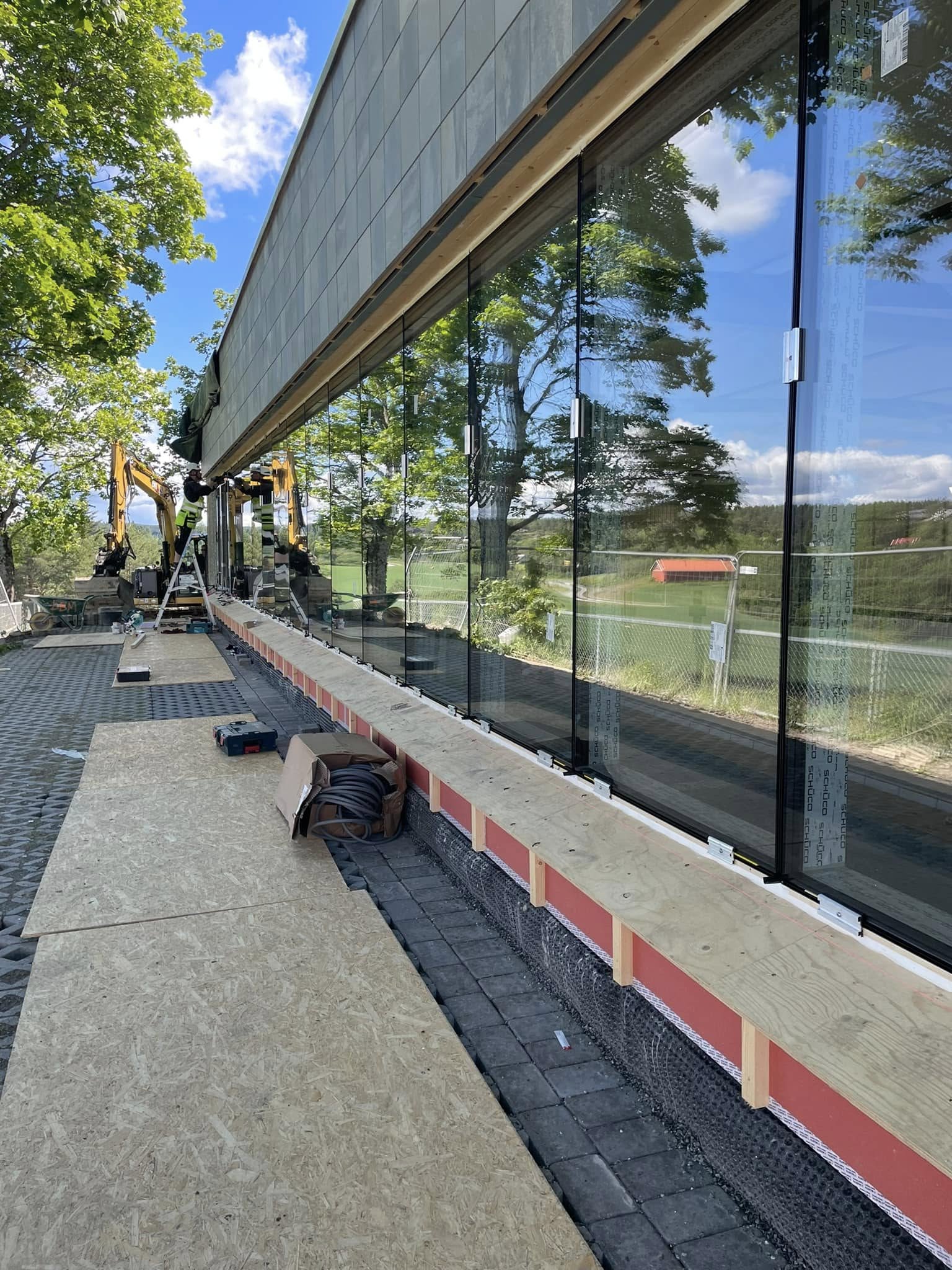 Montering av Schüco fasade på svømmehallen på Dalen skole sett fra utsiden.