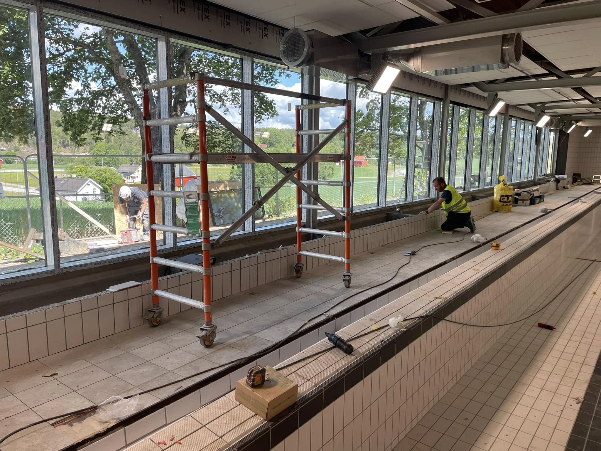 Montering av Schüco fasade på svømmehallen på Dalen skole sett fra innsiden.