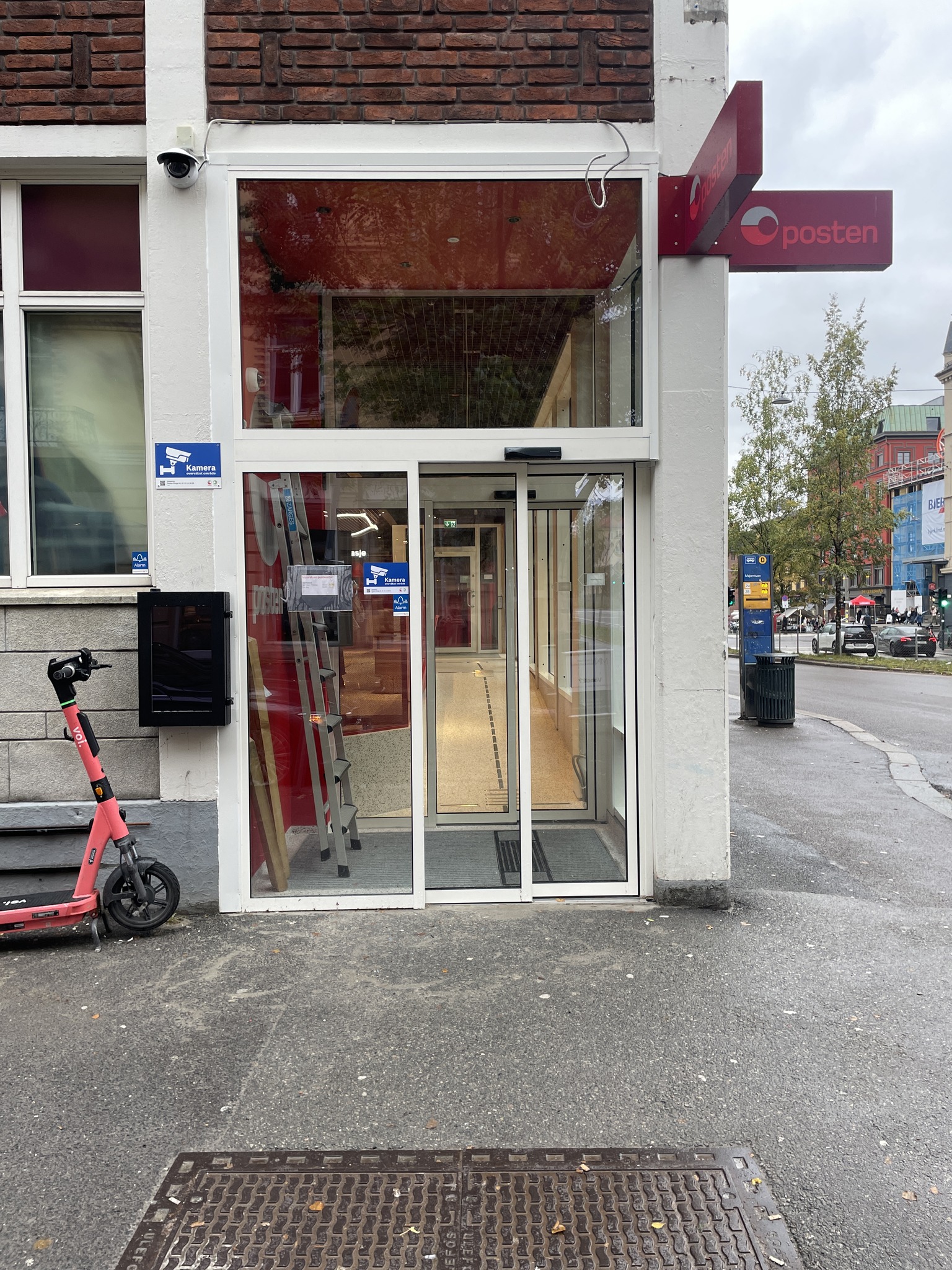 Postens lokale på Majorstuen fikk montert Dormakaba sitt TST Flex Green system i en sluseløsning med teleskopdører. Det ble benyttet den nye automatikken ES Proline.
