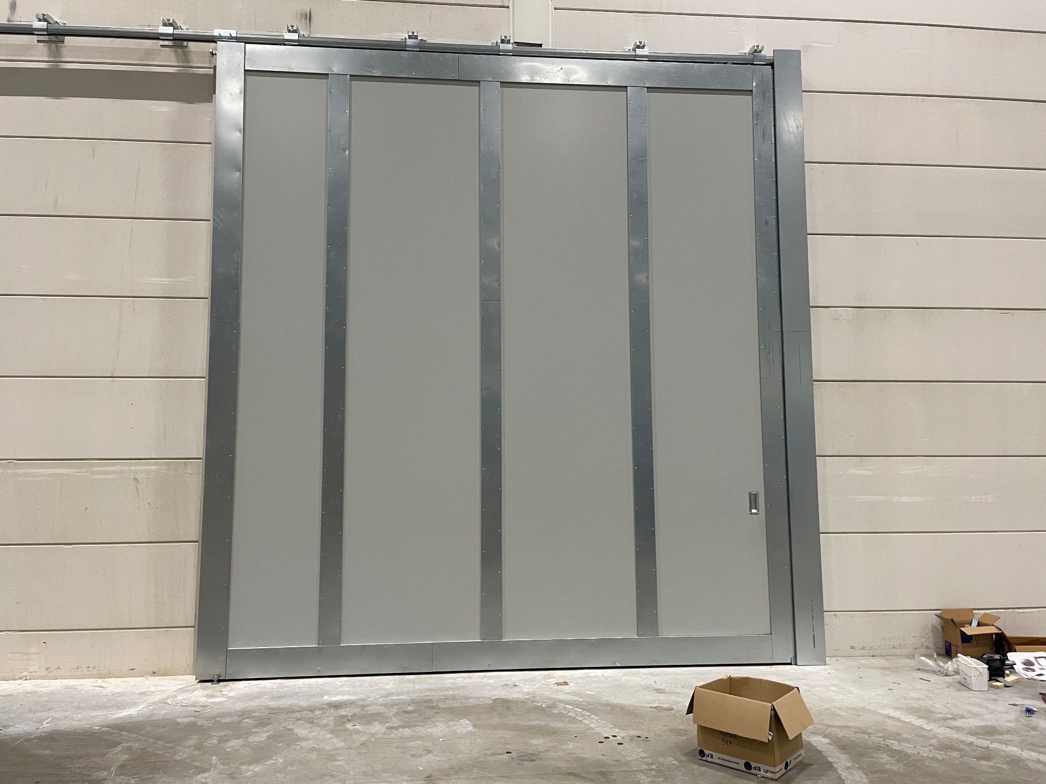 Montasje av en EI240 brannskyveport på nesten 20kvm. Vi leverer brannskyveporter, rullegitter, faste gitter, branngardiner osv. Bare ta kontakt hvis du er på utkikk etter dette.