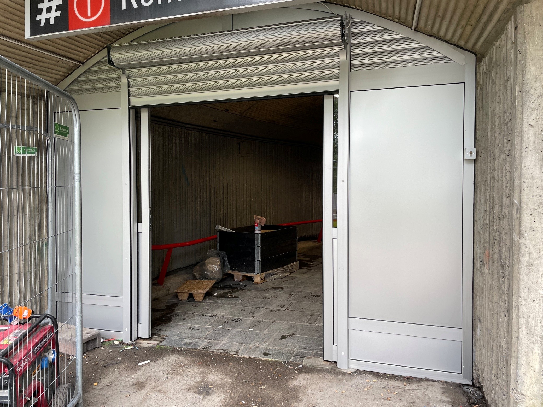 Her har vi levert nytt skyvedørsfelt med Dormakaba automatikk og rullegitter.