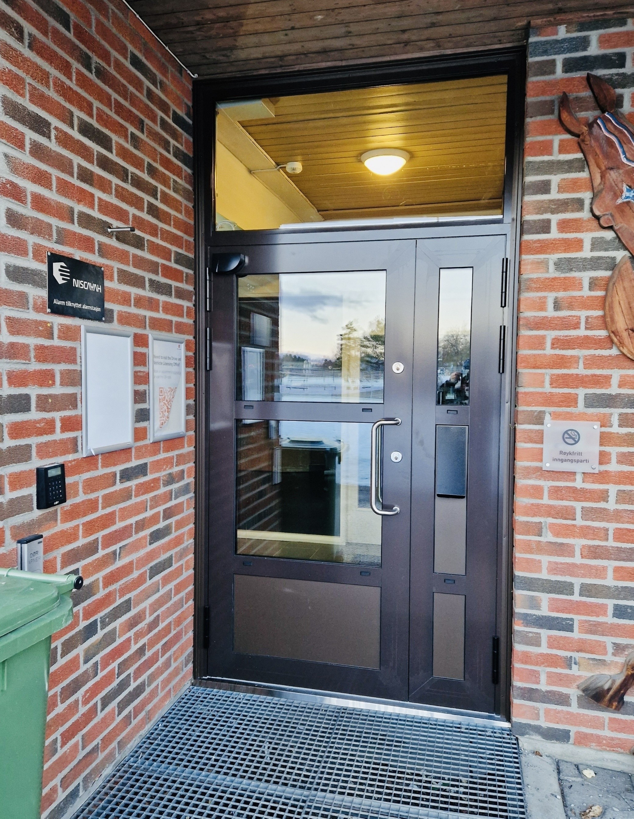 Ny inngangsdør til Lillestrøm trafikkstasjon. Vi hadde komplett leveranse med Schüco-aluminiumsdør, Step-motorlås, Step elektrisk sluttstykke og Dormakaba slagdørsautomatikk med BEA3D flatscan sikkerhetssensorer.